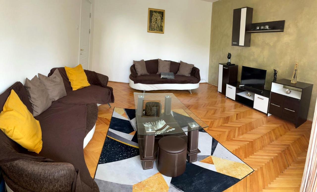Carla'S Apartament Apartment Oradea Ngoại thất bức ảnh